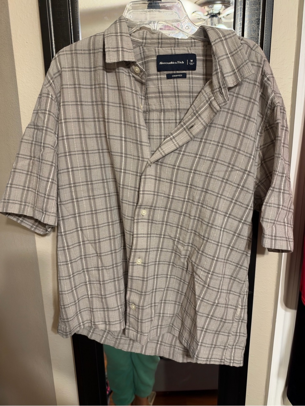 Abercrombie & Fitch Men's Light Beige Plaid Short-Sleeve Button-Up cropped